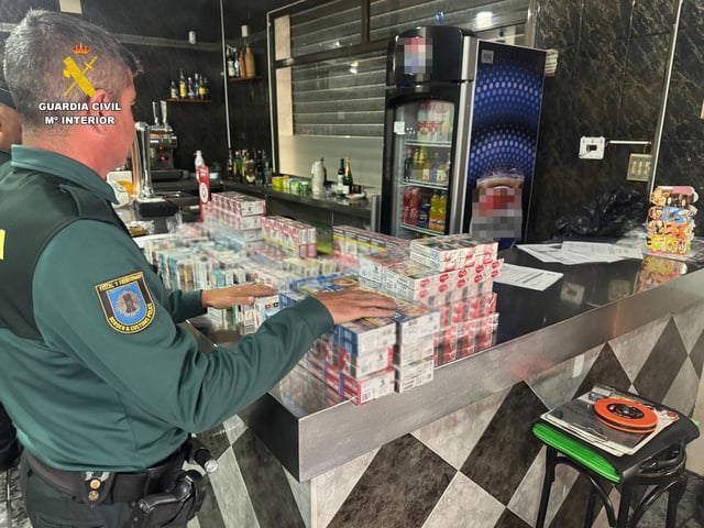 Un guardia civil, con la mercancía requisada.