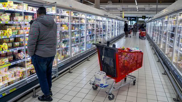 Kunden in einem Supermarkt in Frankreich.