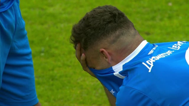 Lok-Spieler Farid Abderrahmane in Tränen aufgelöst nach der Niederlage im Aufstiegsrückspiel beim TSV Havelse.