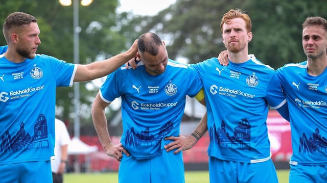 Luc Elsner (Lok Leipzig, 18), Djamal Ziane (Lok Leipzig, 13), Lukas Wilton (Lok Leipzig, 5), Farid Abderrahmane (Lok Leipzig, 8) schauen enttäuscht.