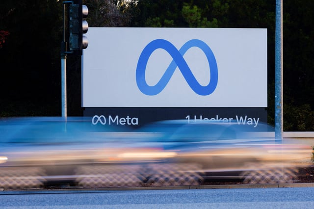Morning commute traffic streams past the Meta sign outside the headquarters of Facebook parent company Meta Platforms Inc in Mountain View, California, U.S. November 9, 2022.  REUTERS/Peter DaSilva/File Photo