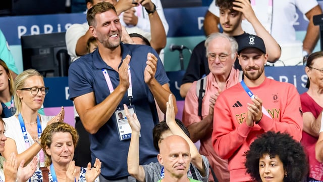 FRA, Olympische Sommerspiele Paris 2024, Tischtennis , Herren Team. Viertelfinale, Deutschland GER vs Schweden SWE / 06.08.2024, , Paris, FRA, Olympische Sommerspiele Paris 2024, Tischtennis , Herren Team. Viertelfinale, Deutschland GER vs Schweden SWE, im Bild Dirk Nowitzki beklatscht Timo Boll als der aus dem Stadion geht *** FRA, Summer Olympics Paris 2024, Table tennis , Mens team quarter-finals, Germany GER vs Sweden SWE 06 08 2024, , Paris, FRA, Summer Olympics Paris 2024, Table tennis , Mens team quarter-finals, Germany GER vs Sweden SWE , pictured Dirk Nowitzki applauds Timo Boll as he leaves the stadium nordphotoxGmbHx/xStraubmeier nph00004
