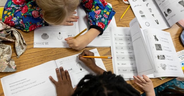 JoMeka Gray teaches a class of kindergarteners at Kennedy-Powell Elementary in Temple on April 17, 2025.