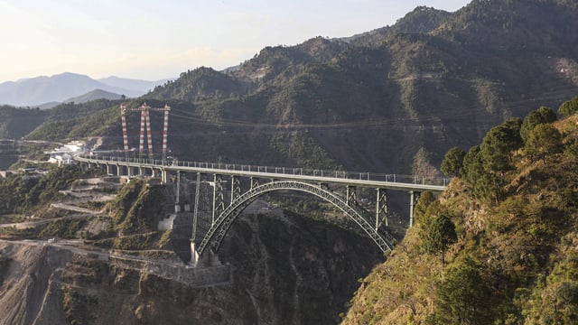 The height of the bridge is 359 meters, which is even more than that of the Eiffel Tower, making it the world's highest railway arch bridge.