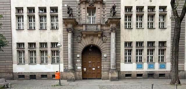 Blick auf den Eingang der Carl-Bolle-Grundschule in Berlin-Moabit