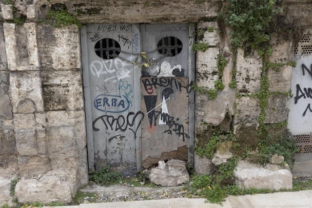 Degradación en el exterior de una de las "covetes" de Sant Joan