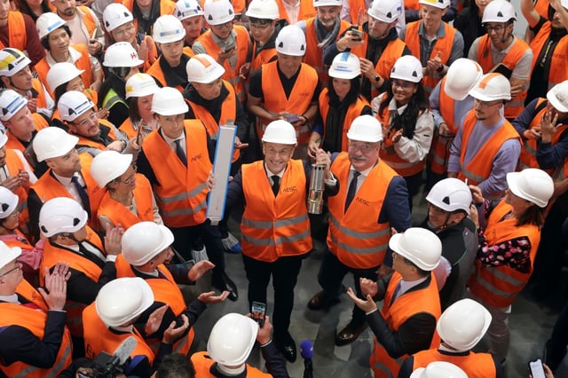 Le président Emmanuel Macron lors d'une visite d'une usine de batteries électriques flambant neuve du groupe sino-japonais AESC, à Douai dans le Nord, le 3 juin 2025