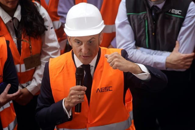 Le président Emmanuel Macron lors d'une visite d'une usine de batteries électriques flambant neuve du groupe sino-japonais AESC, à Douai dans le Nord, le 3 juin 2025