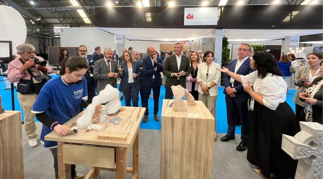 El presidente de la Xunta, Alfonso Rueda, y la conselleira de Economía e Industria, María Jesús Lorenzana, en su recorrido esta mañana a Stonegal.
