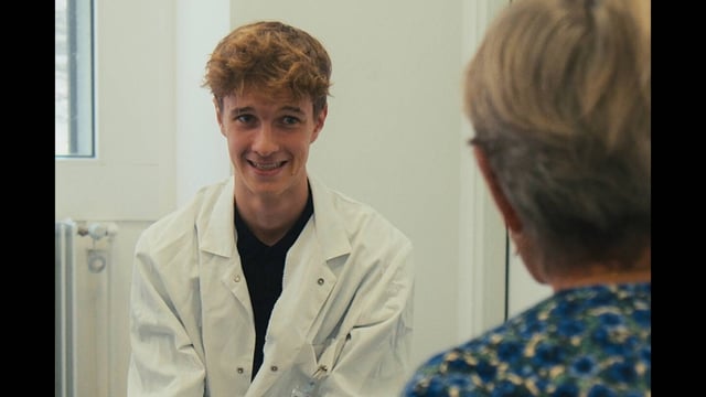 Alexe Poukine creuse la porosité entre mascarade et sincérité.