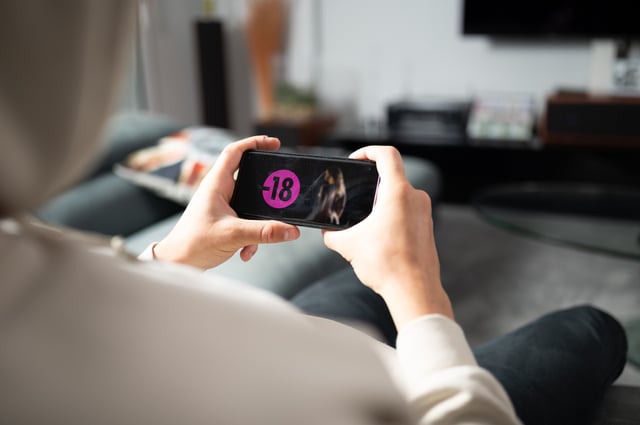 En France, près de 2.3 millions de mineurs se rendent sur un site pornographique au moins une fois par mois.