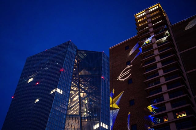 Der Hauptsitz der Europäischen Zentralbank (EZB) wird anlässlich des 75. Jahrestag der Schuman-Erklärung während einer Vorpremiere beleuchtet, 08.05.2025. Foto: Eibner-Pressefoto/Florian Wiegand
