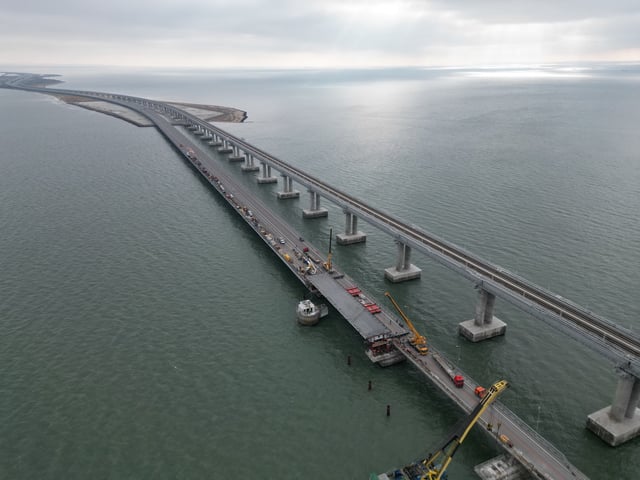 Guerre en Ukraine: la vidéo de l'attaque sous-marine contre le pont de Crimée
