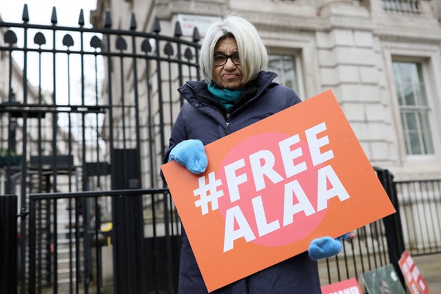 Laila Soueif, mother of jailed Egyptian-British activist Alaa Abd el-Fattah, poses for a portrait during a hunger strike to protest against her son’s detention in Egypt, outside Downing Street in London, Britain, January 20, 2025. REUTERS/Isabel Infantes/File Photo