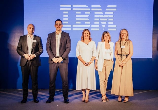 Imagen de Gabrielle Crisman, director de IBM Valencia; Horacio Morell, presidente de IBM España; María José Catalá, alcaldesa de Valencia; Ángela Pérez, presidente de The Terminal Hub; y Paula Llobet, concejal de Innovación, en la inauguración celebrada este martes en Valencia