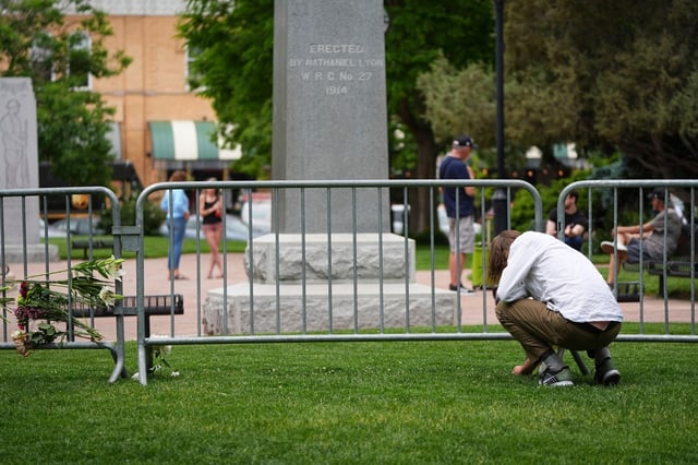 Flowers are placed along a makeshift barrier outside of the Boulder County, Colo., courthouse after Sunday’s attack, Monday, June 2, 2025, in Boulder, Colo. (AP Photo/David Zalubowski)