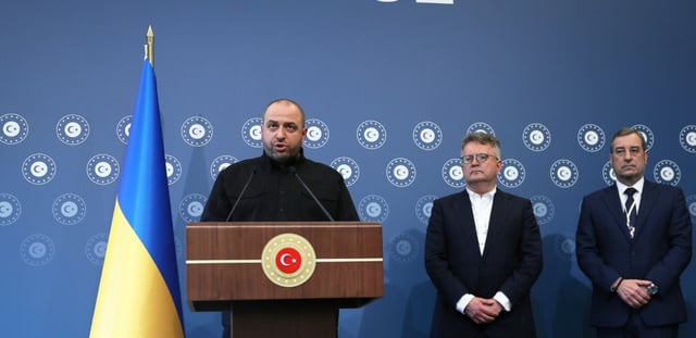 Le ministre ukrainien de la Défense Roustem Oumerov(G) lors d'une conférence de presse le 2 juin 2025 à Istanbul