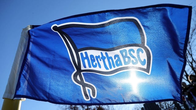 Hertha-Fahne weht im Sonnenschein im Wind