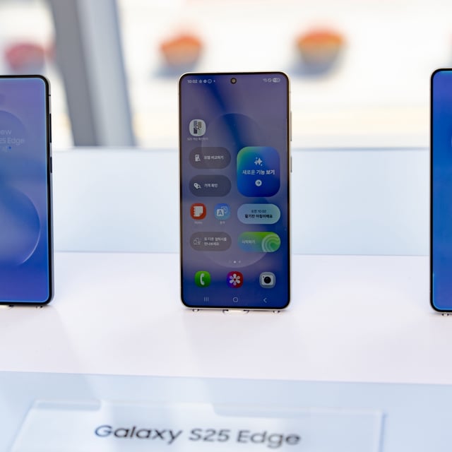 samsung phones on display