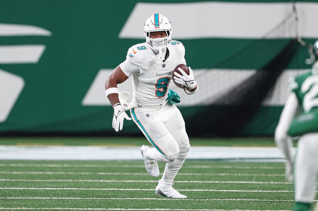 Jan 5, 2025; East Rutherford, New Jersey, USA; Miami Dolphins tight end Jonnu Smith (9) gains yards after catch during the first half against the New York Jets at MetLife Stadium. Mandatory Credit: Vincent Carchietta-Imagn Images/File Photo