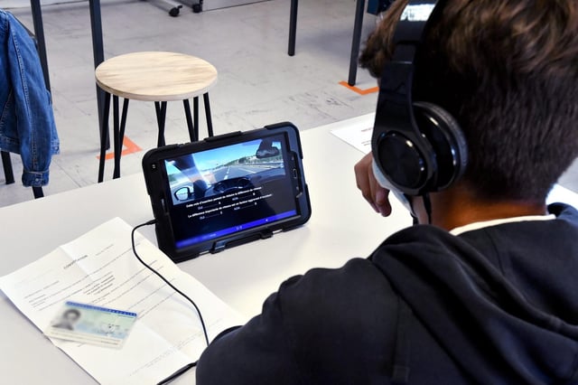 À partir du 7 juillet, un interprète en langue des signes sera incrusté dans l’écran d’examen pour traduire les questions.