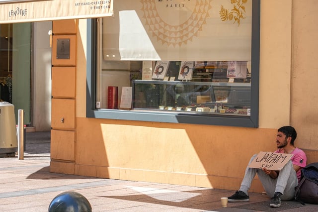 Dans une rue de Cannes, le 30 avril 2025.