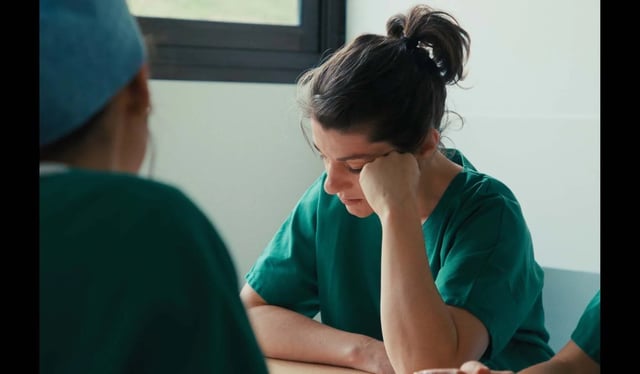 Dans ce documentaire tout en rage contenue, la cinéaste s’intéresse à des « ateliers de simulation » auxquels participent des soignants débutants ou chevronnés avec des comédiens.