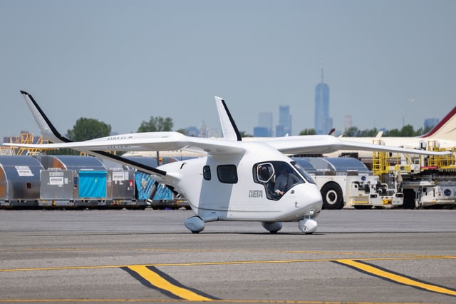 Aerospace manufacturer BETA Technologies' electric aircraft, ALIA, taxis at John F. Kennedy Airport with the lower Manhattan skyline in the background in New York City, U.S., June 3, 2025. It is the first Advanced Air Mobility flight into JFK Airport. REUTERS/Kylie Cooper