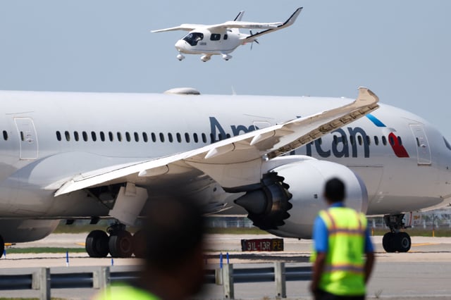 Aerospace manufacturer BETA Technologies' electric aircraft, ALIA, flies into John F. Kennedy Airport in New York City, U.S., June 3, 2025. It is the first Advanced Air Mobility flight into JFK Airport. REUTERS/Kylie Cooper
