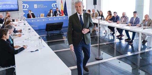 Rueda, en primer término, durante la Comisión interdepartamental de coordinación de la ordenación del Litoral. |  Lavandeira Jr./Efe