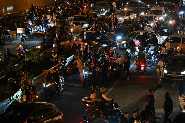 Abribus fracassé, chaos sur le périphérique, gaz lacrymogène...Les images des débordements à Paris après le sacre du PSG