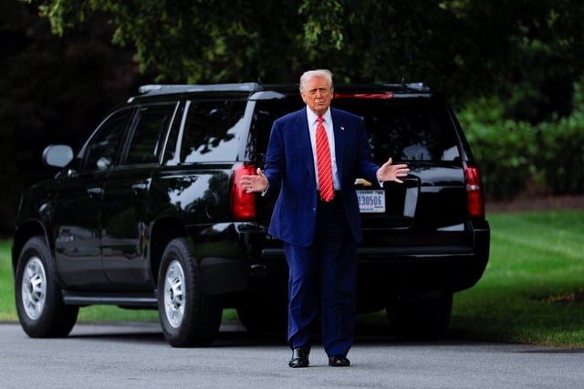 U.S. President Donald Trump gestures, as he departs for Pennsylvania, on the South Lawn of the White House in Washington, D.C., U.S., May 30, 2025. REUTERS/Kent Nishimura/File Photo