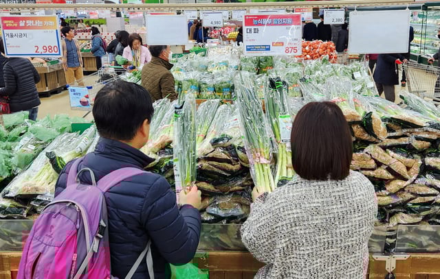 Women shop for green onions at a market in Seoul, South Korea, March 26, 2024.    REUTERS/Kim Daewoung/File Photo