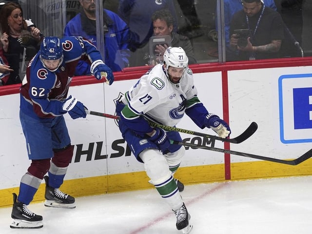CP-Web. Vancouver Canucks defenseman Derek Forbort, right, pursues the puck against Colorado Avalanche left wing Artturi Lehkonen in the first period of an NHL hockey game Thursday, April 10, 2025, in Denver.