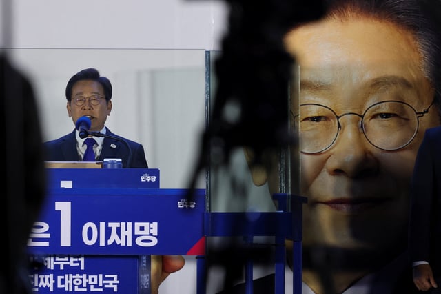 Lee Jae-myung, the presidential candidate of South Korea's Democratic Party, speaks to his supporters, outside of National Assembly, in Seoul, South Korea, June 4, 2025. REUTERS/Go Nakamura