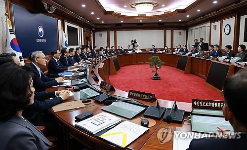 This file photo, taken May 28, 2025, shows a Cabinet meeting presided over by then acting President Lee Ju-ho. (Yonhap)