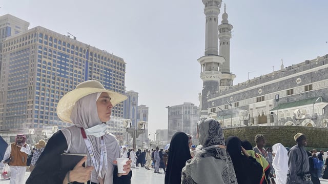 Menschen auf dem Platz vor der Großen Moschee in Mekka