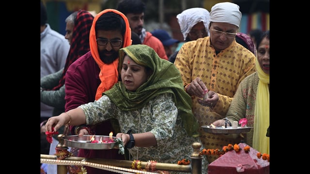 Devotees perform rituals during the annual festival in the Kheer Bhawani Temple at Tulmulla in Ganderbal on Tuesday. (Waseem Andrabi /HT)