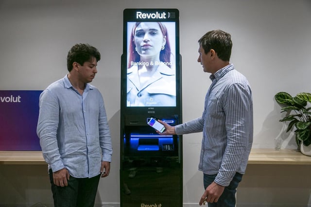 Dos de los trabajadores involucrados en los cajeros automáticos de Revolut, en la presentación oficial de los mismos, en Barcelona