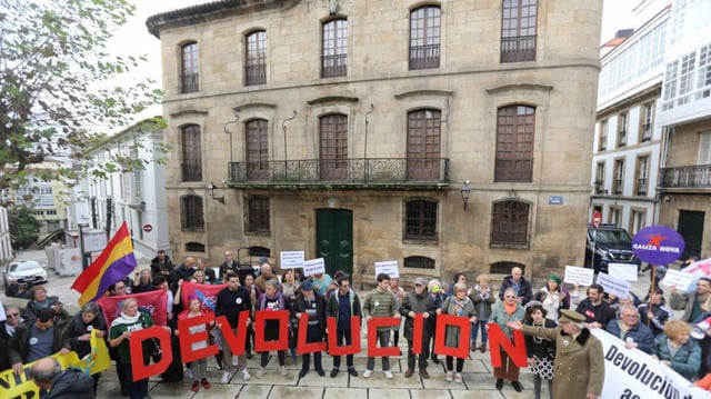Una protesta frente a la Casa Cornide. |  Iago López