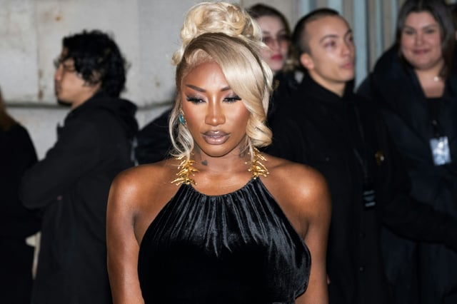 Aya Nakamura arrive pour assister à un défilé lors de la Fashion week à Paris le 29 février 2024