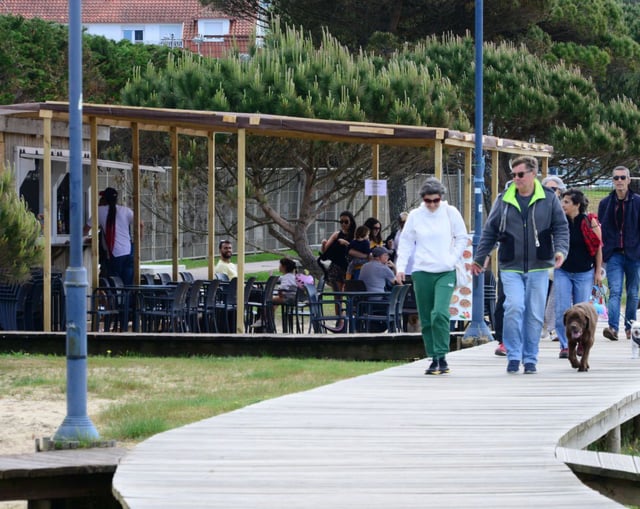 Chiringuitos en la playa de Rodeira, en Cangas. |  Gonzalo Núñez