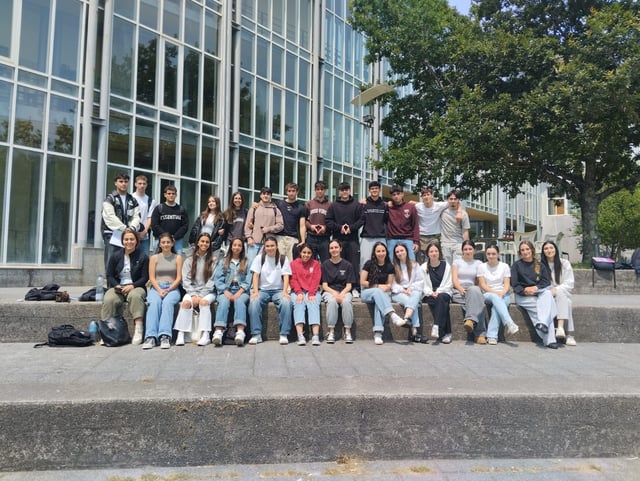 Los jóvenes del IES María Soliño de Cangas que iniciaron ayer sus exámenes.