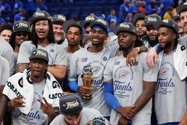 Shai Gilgeous-Alexander, trophée en main, pose avec ses coéquipiers du Thunder d'Oklahoma City après avoir battu les Minnesota Timberwolves en finale de la Conférence Ouest des playoffs NBA, le 28 mai 2025, à Oklahoma City