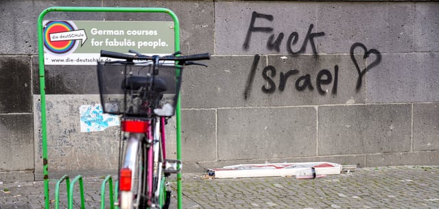 „Fuck Israel“ steht auf einer Hauswand am Alfred-Scholz-Platz in Berlin-Neukölln