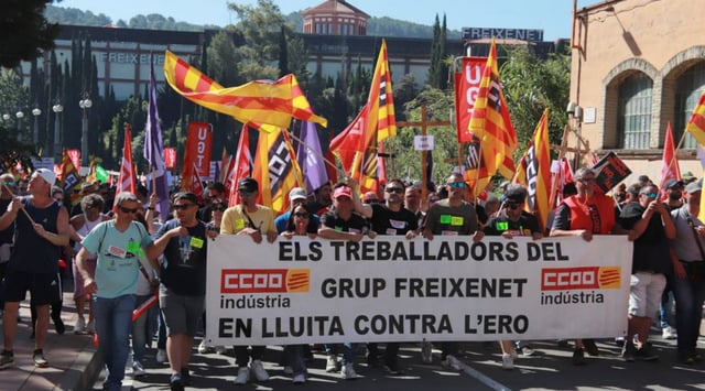 Capçalera de la manifestació en contra de l’ero al grup Freixenet. | GEMMA SÁNCHEZ BONEL / ACN