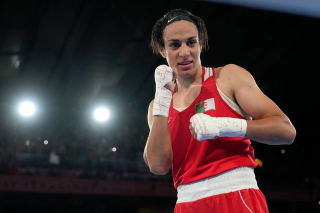 Imane Khelif après avoir remporté la médaille d'or aux Jeux olympiques d'été, le vendredi 9 août 2024, à Paris.