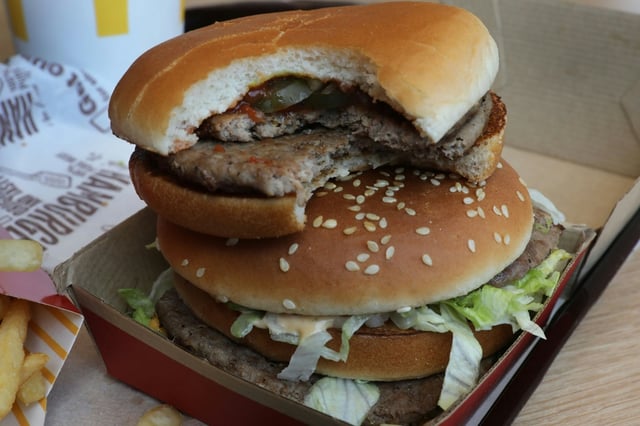 Ein Streit um ein Salatblatt auf einem Burger hat die Polizei in Hanau beschäftigt. Ort des Geschehens war ein Schnellrestaurant, wie die Beamten in der hessischen Stadt mitteilten. Ein Kunde wählte den Notruf.