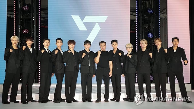 Brian Chesky (6th from R), co-founder and CEO of Airbnb, poses with K-pop boy group Seventeen during a photo session to mark the launch of the "Seventeen Airbnb Experience" in Seoul on June 4, 2025. (Yonhap)