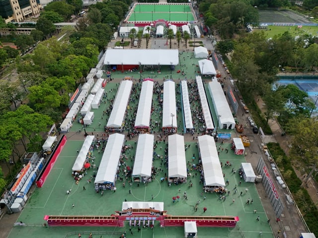 Vue aérienne d'une foire dans le parc de Victoria, où se sont tenues pendant des années des commémorations de la répression de Tiananmen, à Hong Kong, le 3 juin 2025